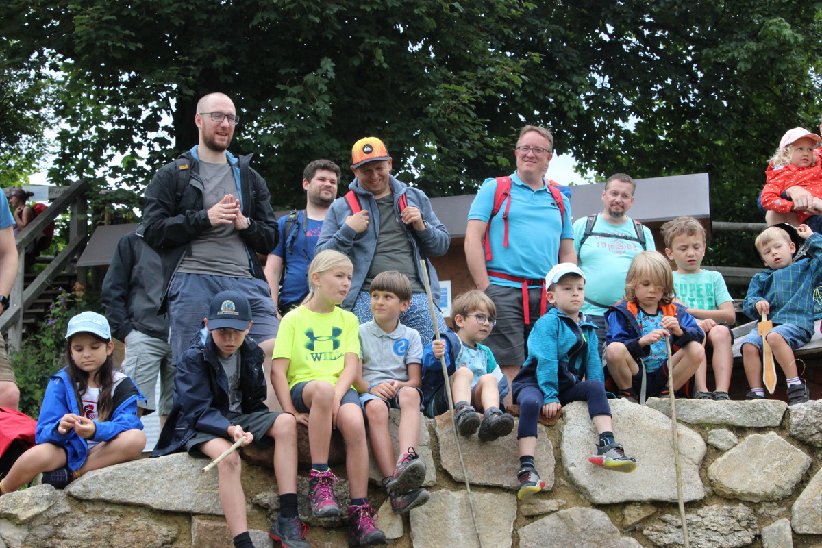 Gruppenfoto beim Kalkbrennofen in Prandegg