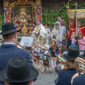 Segens-Station, Kinder singen und lassen Seifenblasen in den Himmel steigen