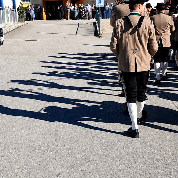 Einzug mit der Musikkapelle, den MinistrantInnen, sowie mit den Freiwilligen Feuerwehren