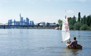 Bild: Hans Schabus, 'Main, Frankfurt, 17. Mai 2002', 2002, Digitaler C-Print, kaschiert auf Aluminium, 127 x 152,4 cm