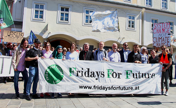 Die OrganisatorInnen von „Fridays for Future“ mit den RepräsentantInnen verschiedener Religionen.