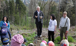 Bischofsvikar Johann Hintermaier segnete die Bäume, die von den Kindern – gut vorbereitet von WaldpädagogInnen – mit der Hilfe von Förstern gesetzt wurden. 