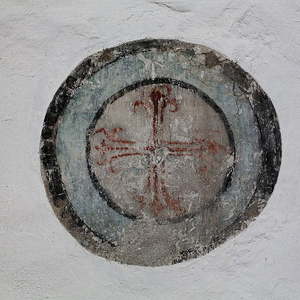 Zeugen aus der Gotik - freigelegter Freskenrest: Apostelkreuz (Nordwand des Presbyteriums)