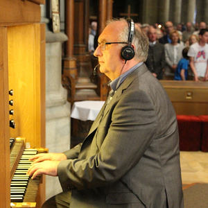 Domorganist und Direktor Wolfgang Kreuzhuber bei der Musik für zwei Orgeln...