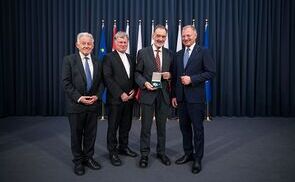 V. l.: LH a. D. Josef Pühringer, Bischof Manfred Scheuer, Geehrter Maximilian Strasser und LH Thomas Stelzer.