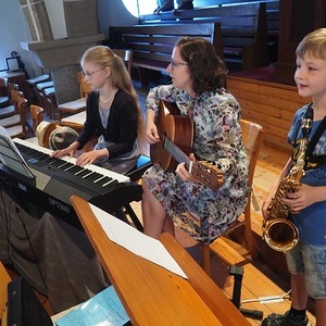  Jona, Nicole und Marlene Hahn bei der musikalischen Gestaltung