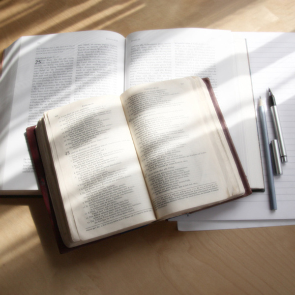 Bibel und Schreibutensilien