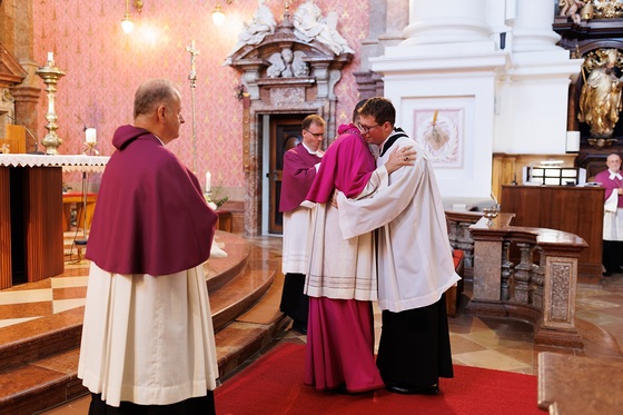 Einkleidung Tobias Kaiser / © Team Fotokerschi / Antonio Bayer Stift St. Florian: Feierliche Aufnahme zum Augustinusfest