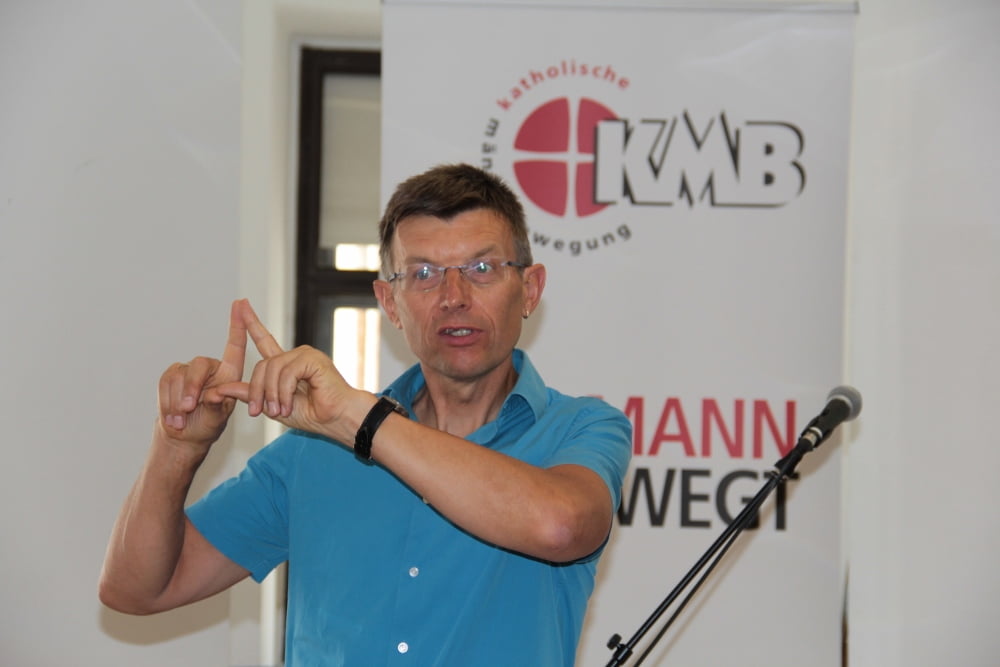 Mag. Alois Giglleitner mit dem Diözesansymbol 'Kirchturm'