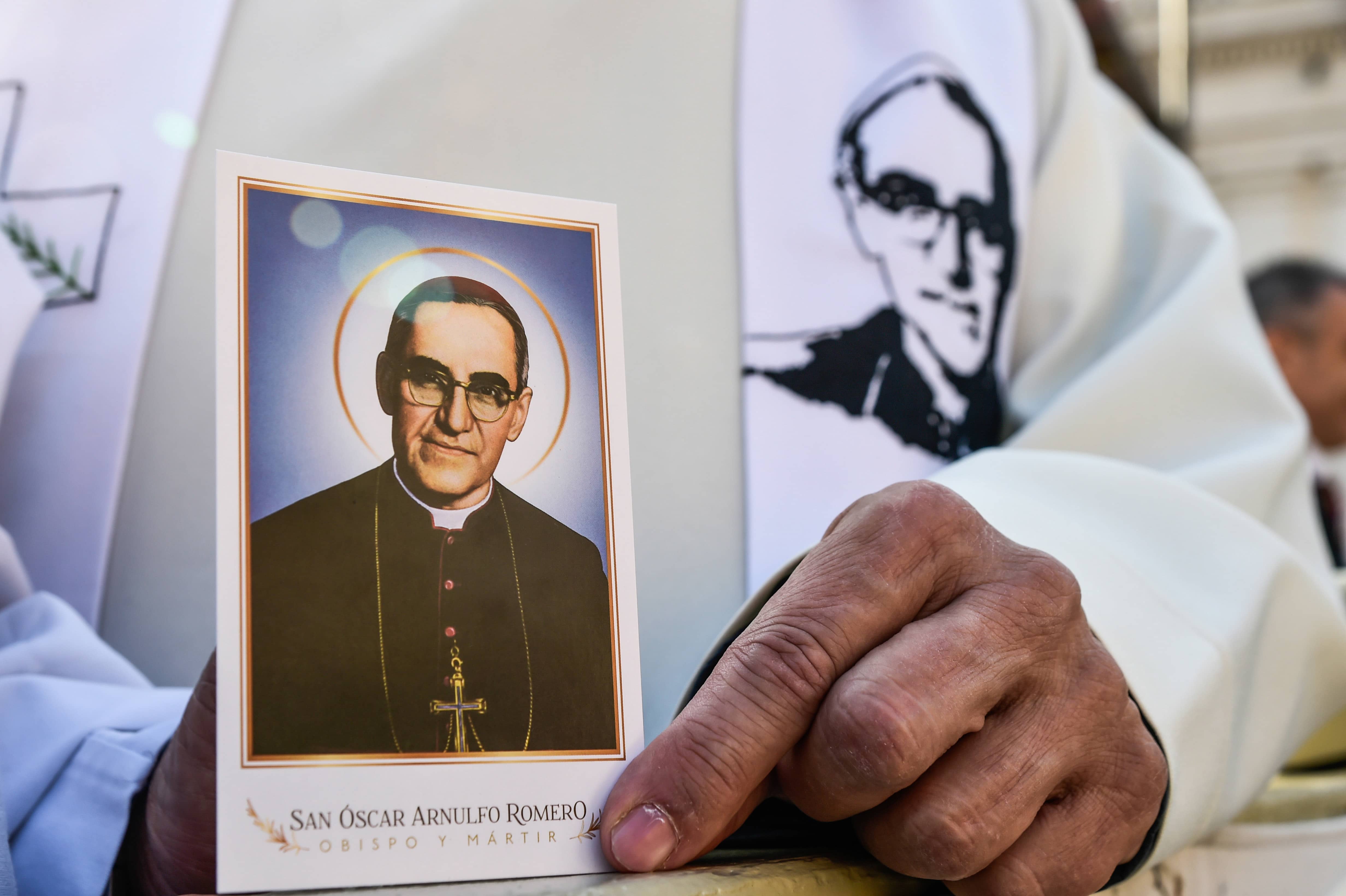 Priester mit einem Bild von Oscar Romero, Erzbischof von San Salvador, bei dessen Heiligsprechung und der von sechs weiteren Seligen, am 14. Oktober 2018 im Vatikan. Auf die Stola ist ein Porträt von Romero gestickt.