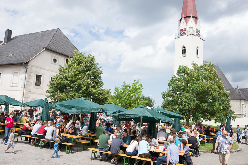 Besucher beim Pfarrfest