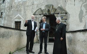 Bischofsvikar Wilhelm Vieböck, ISK-Gründer Peter Leeb und Abt Ambros Ebhart bei der Schlüsselübergabe auf Burg Altpernstein
