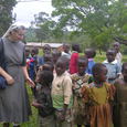    Sr. Antonia Dulong mit Kindern in Uganda    