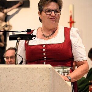 Obfrau der Trachtengruppe Inzersdorf bei ihren Dankesworten