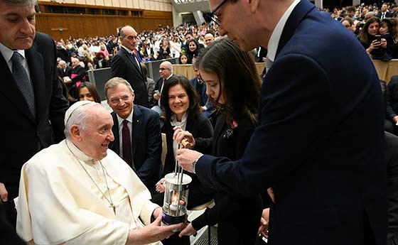 Friedenslichtübergabe an Papst Franziskus