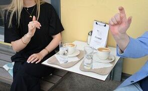Gebärdensprache im Café Gutmut