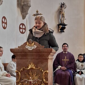 Annalena liest ein Dankgebet.