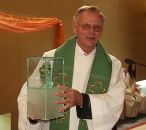 Pater Essl präsentiert der Pfarrgemeinde den Architekturpreis