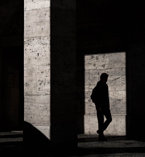 Mann im Schatten