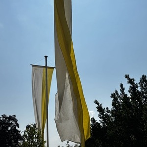 Fronleichnam ein Fest der Kirche, unschwer durch die wehenden Fahnen vorm Remigiusportal zu erkennen