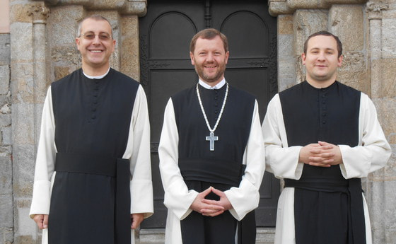           Abt Reinhold Dessl (Mitte) und die beiden Fratres, die ihre Zeitlichen Ordensgelübte ablegten. © Stift Wilhering.