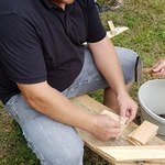Vater beim Bau eines Wasserrades