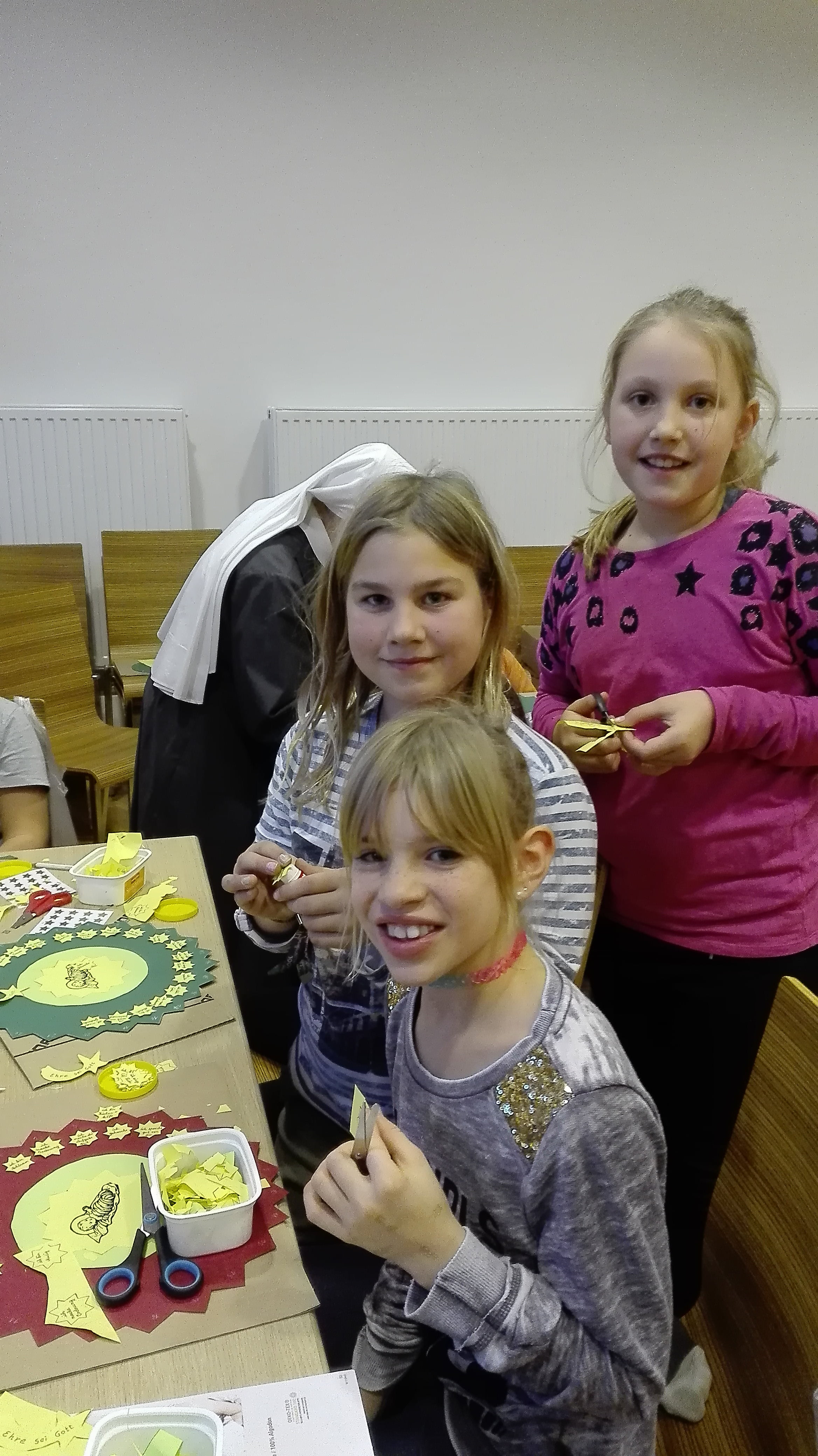 Auf dem Weg zum Licht machten sich einige Ministranten bei den Franziskanerinnen