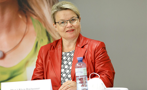 Mag.a Silvia Breitwieser (Leiterin TelefonSeelsorge OÖ – Notruf 142) 
