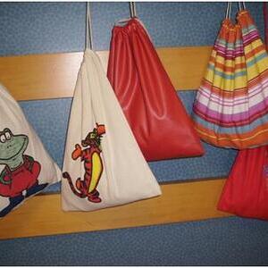 Turnsackerl mit kurzer Hose, T-Shirt, event. Turnbatscherl (atmungsaktiv, waschbar, gut beschriftet)