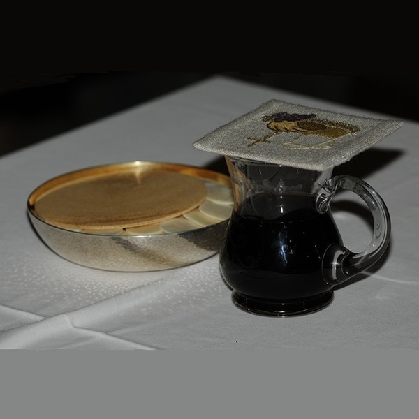 gefüllte Hostienschale und Weinkrug