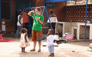 Lorena Stehlik in ihrem Einsatz im Babies Home in Kampala, Uganda mit der Organisation Internationale Freiwilligeneinsätze CÖ GmbH