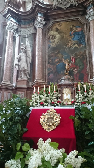 Reliquie des hl. Florian vor dem Altar