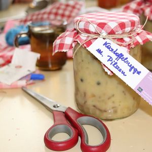 Suppe in Gläser füllen für den Familienfasttag