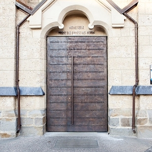 Haupteingang mit griechischem Text der Magnificats