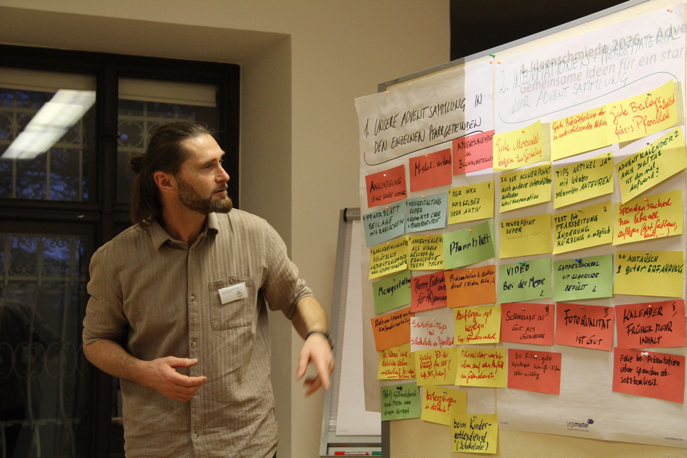 Martin Berndorfer sammelt die Ideen für die Arbeit der entwicklungspolitischen Organisation Sei So Frei