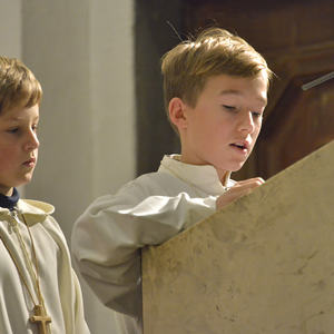 Lebendigkeit der Pfarre Kirchdorf/Krems war am Christkönigs-Sonntag, 23. November 2014 spürbar. Der Gottesdienst stand ganz im Zeichen der Ministranten und Ministrantinnen: Sechs neue wurden aufgenommen. Am Beginn stellten die Mädchen und Buben Fra