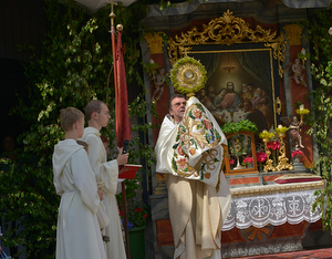 Fronleichnam der Stadtpfarrkirche Kirchdorf/Krems mit Pater Severin Kranabitl vom Zisterzienserstift Schlierbach. Foto: Jack Haijes