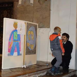 Der Engel holt das Kostbarste von der Stadt das ist die Schwalbe und das Herz des Prinzen und bringt sie zu Gott.                           