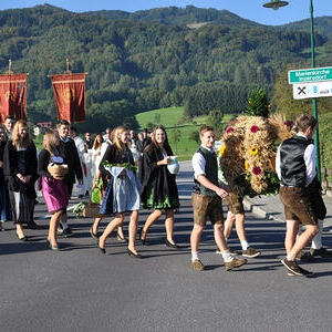 Landjugend Inzersdorf beim Einzug in die Kirche