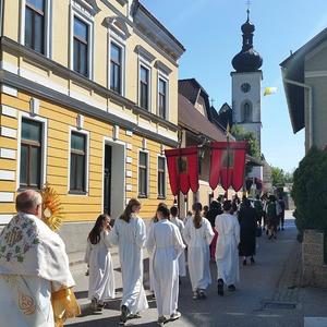 Fronleichnam führt in der Coronazeit ohne Himmel auf einer verkürzten Strecke durch den Ort.