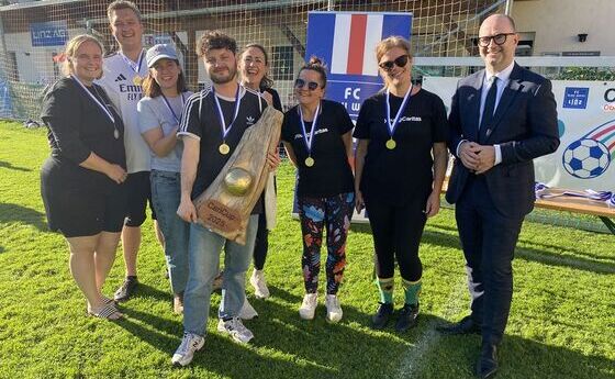 Bei der Verlosung des Wanderpokals hatte die youngCaritas das Glück auf ihrer Seite.