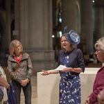 Domfrau Brigitte Gruber-Aichberger erzählt von der Bedeutung des Volksaltars