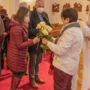 Weiße Rosen für die Jubelpaare