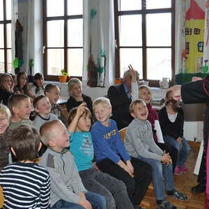 Bischof besuchte Volksschulen und Kindergarten