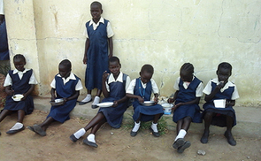 Schülerinnen erhalten eine Mahlzeit in der Schule im Flüchtlingslager Gumbo, Südsudan 