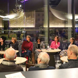 Anlässlich 100 Jahre Mariendom haben sich acht Künstlerinnen in künstlerischen Interventionen und Installationen gegenwärtigen Entwicklungen und Herausforderungen zu Themen rund um Frauenrollen, Familienbilder und Geschlechtergerechtigkeit gewidmet.