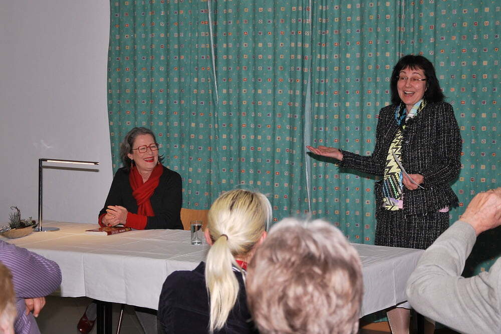 Lesung mit Susanne Scholl: „Allein zu Hause“