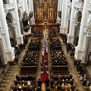 Einzug Requiem: viele Rieder waren nach St. Florian gekommen und nahmen Abschied von Pfarrer Leitner; unter Ihnen Bürgermeister Christian Tauschek, Vzbgm. Martin Peterseil und NR Sabine Schatz