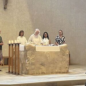 Seelsorgerinnen mit Kommunionspenderinnen