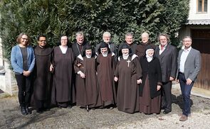 Vertreter:innen des Instituts Österreichischer Orden mit den Karmelitinnen aus Gmunden (vorne Mitte), Sr. Agnes Mayer (3.v.l.), Vertretern der Karmeliten, Bischof Manfred Scheuer, Bischofsvikar Adolf Trawöger und Stadtpfarrer Gerald Geyrhofer